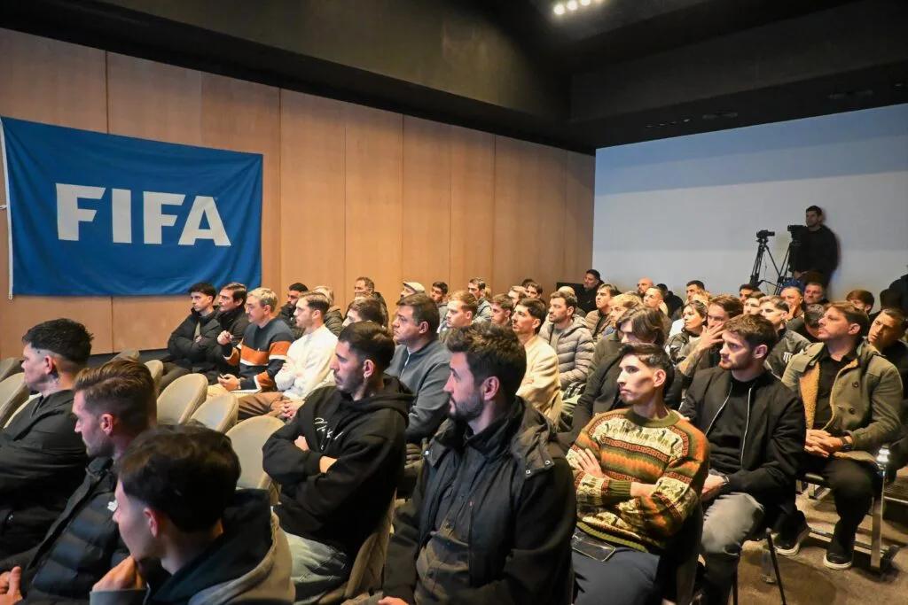 Árbitro confirmado: Reunião por las nuevas reglas FIFA
