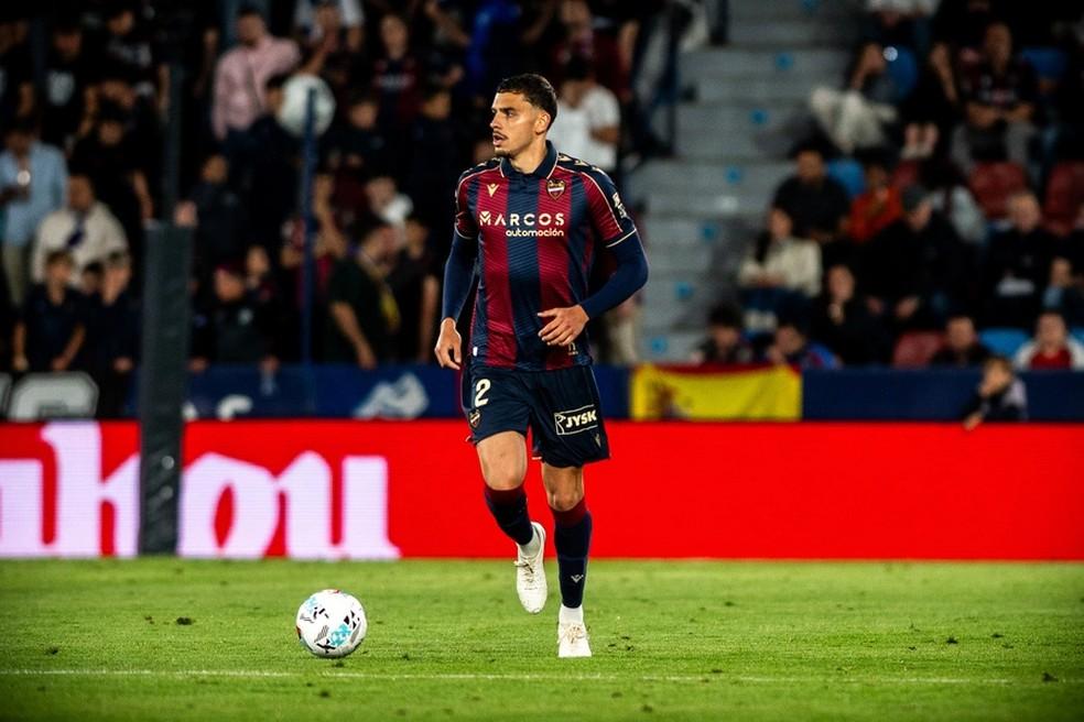 Matías Moreno pretende permanecer na Europa