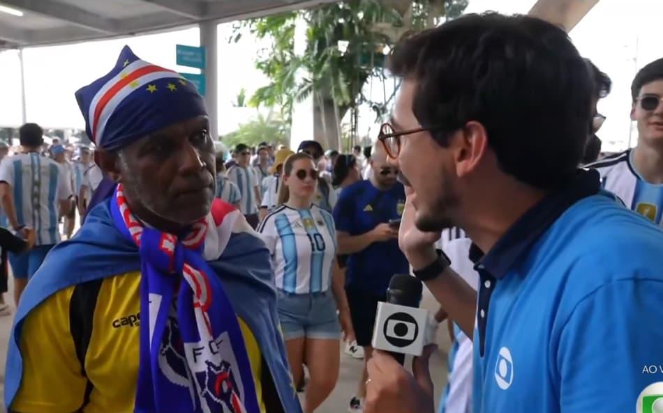Pai de Vozinha é entrevistado antes de partida na Copa do Mundo.