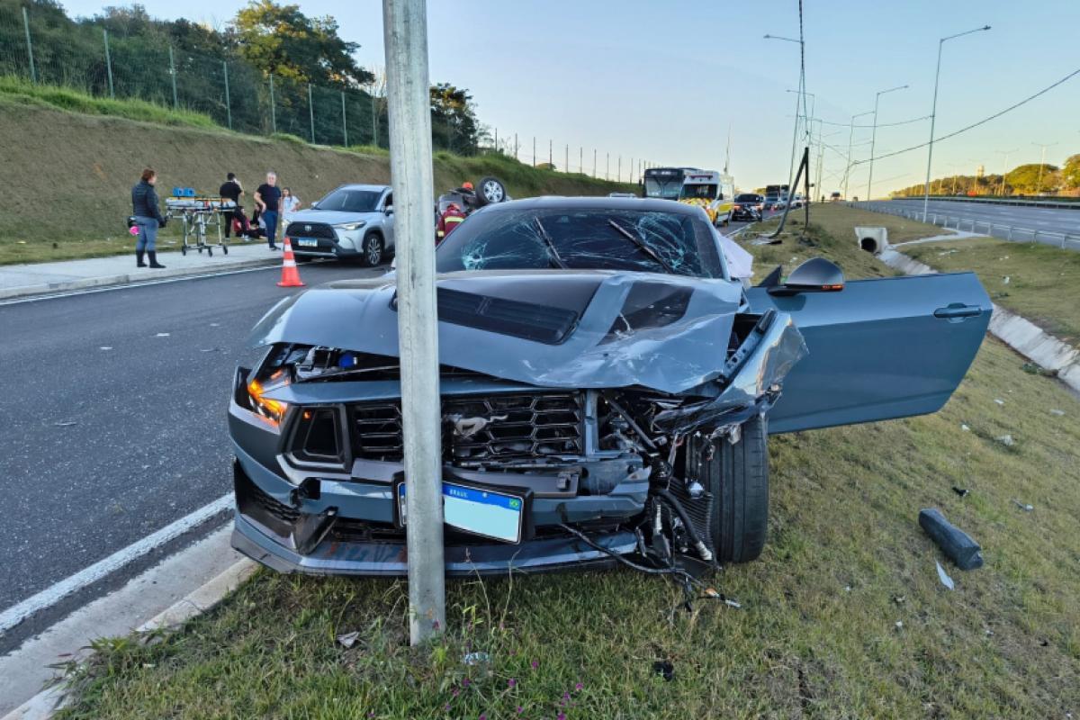 Mustang ficou com a frente destruída