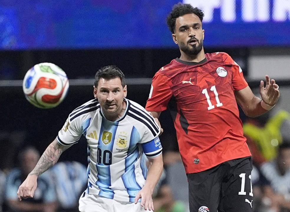 Mostafa Zico e Messi durante as oitavas de final da Copa do Mundo