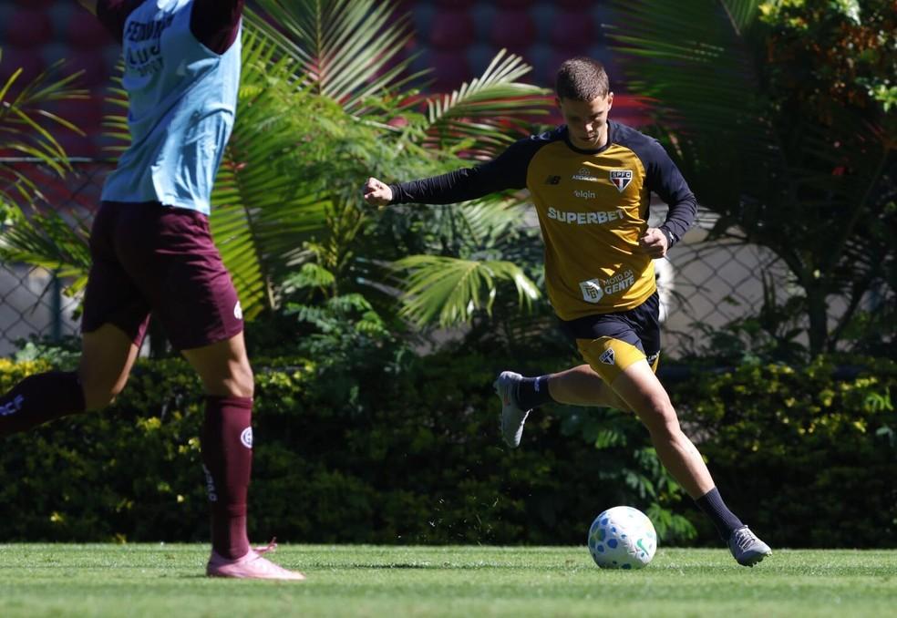 Gustavo Santana se destacou em intertemporada do São Paulo