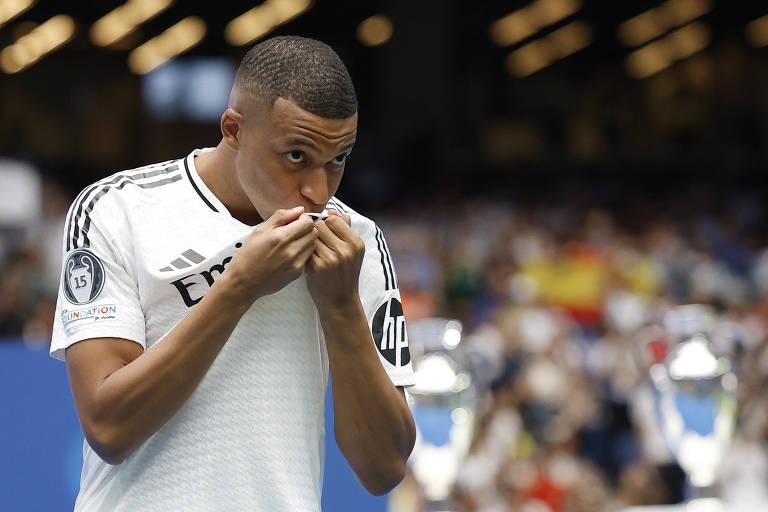 Multidão recepcionando Mbappé no Real Madrid.