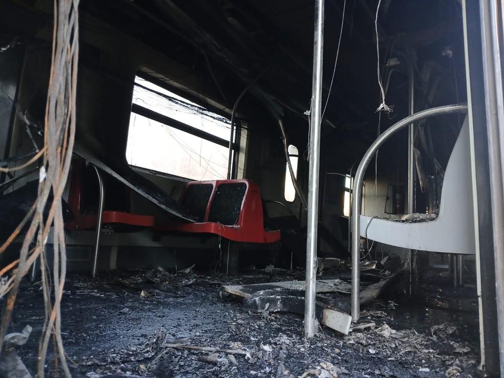 Trem carbonizado da Linha 12-Safira após explosão