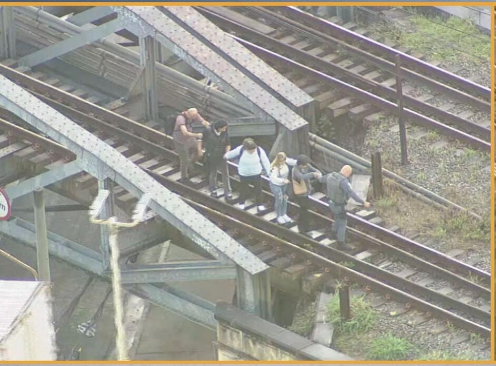 Policiais ajudam passageiros na Linha 12-Safira