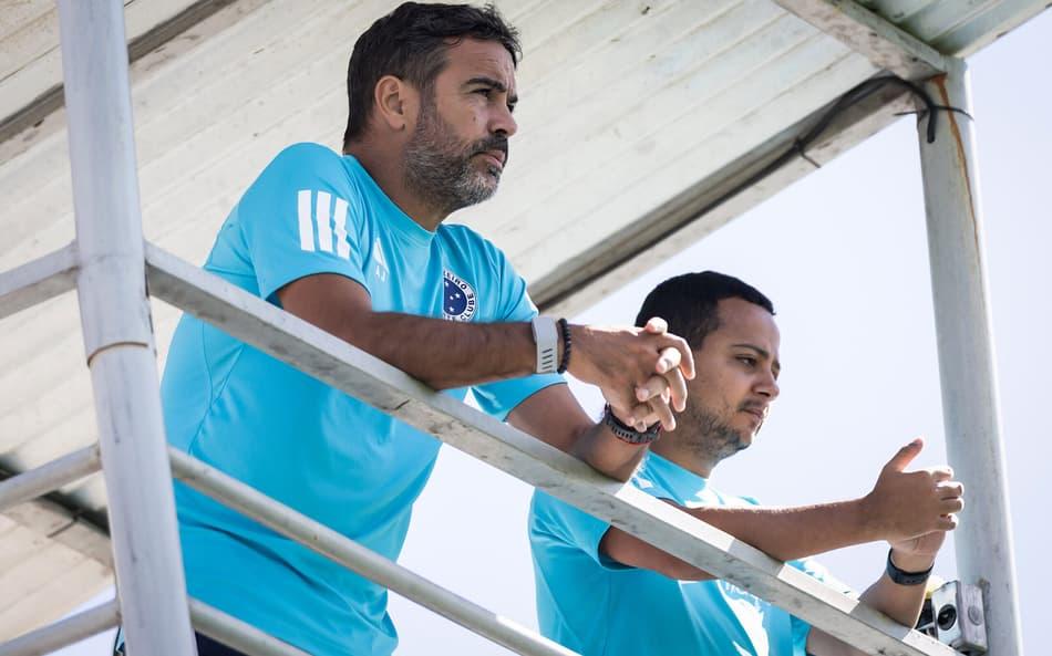 Artur Jorge e Rodrigo Mira acompanham treinamento do Cruzeiro na Toca da Raposa II