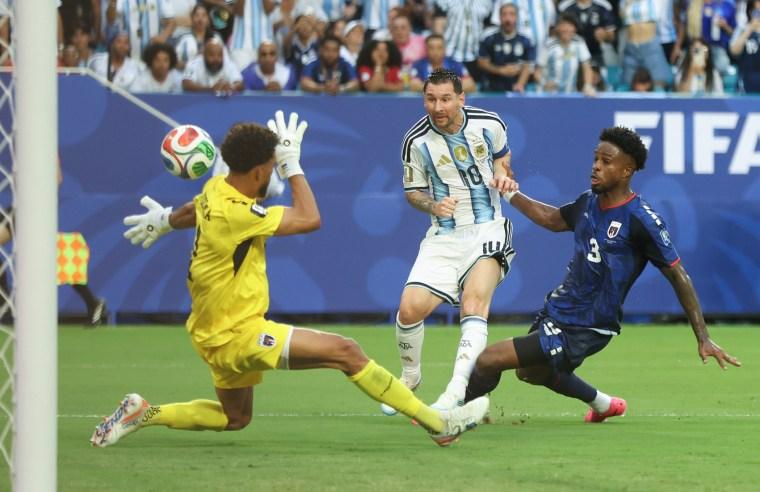 Lionel Messi marca o primeiro gol da Argentina contra Cabo Verde.