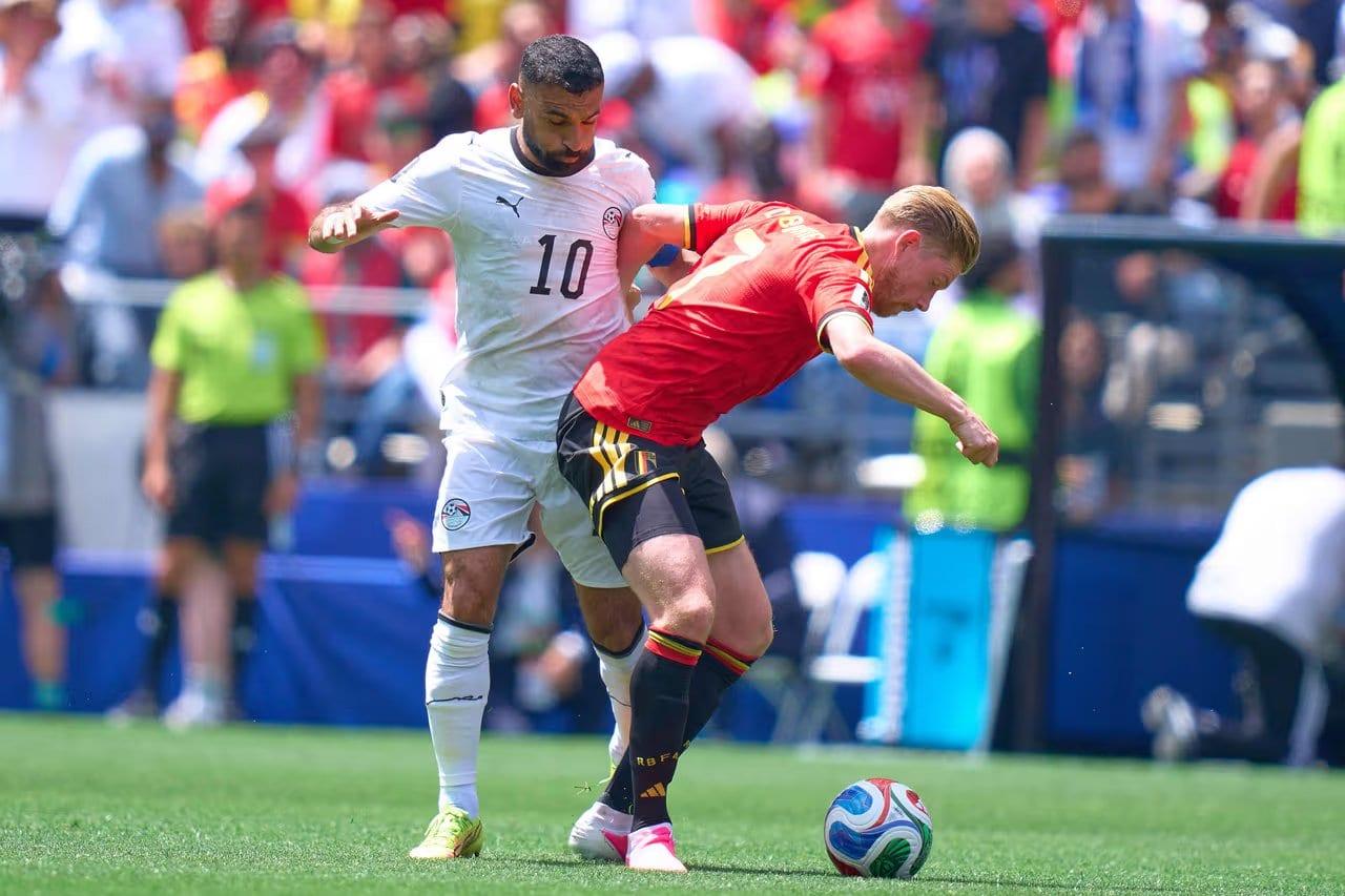 Kevin de Bruyne e Mohamed Salah em um confronto anterior.