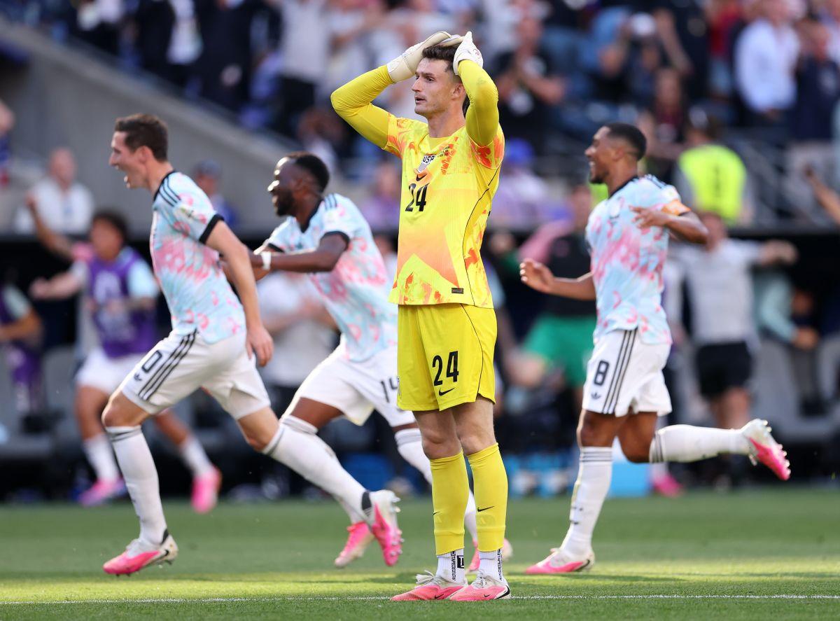 O goleiro dos EUA, Matt Freese, reage após um erro que resultou no terceiro gol da Bélgica.