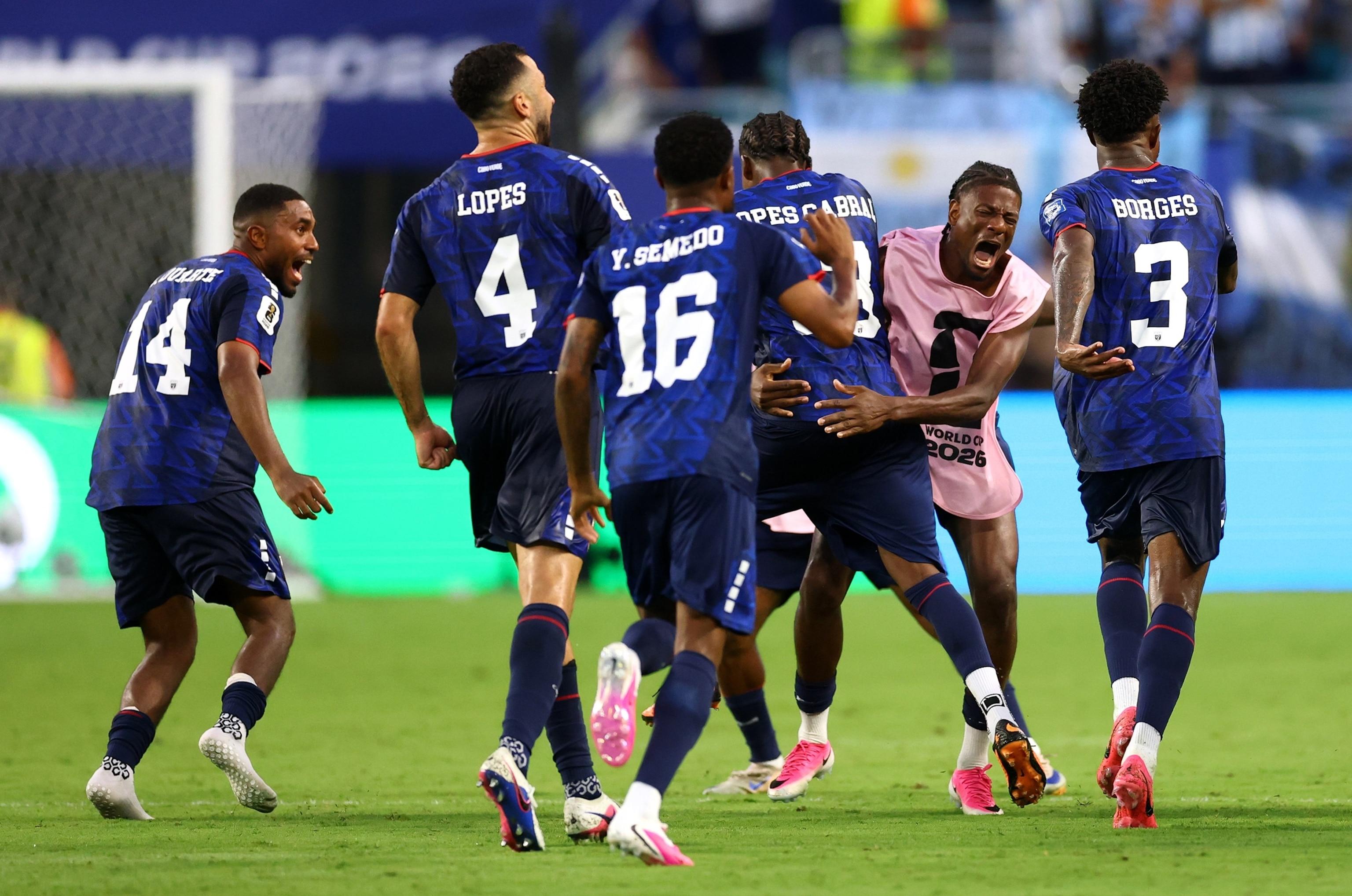 Jogadores de Cabo Verde comemoram o gol durante a partida contra a Argentina na Copa do Mundo 2026.