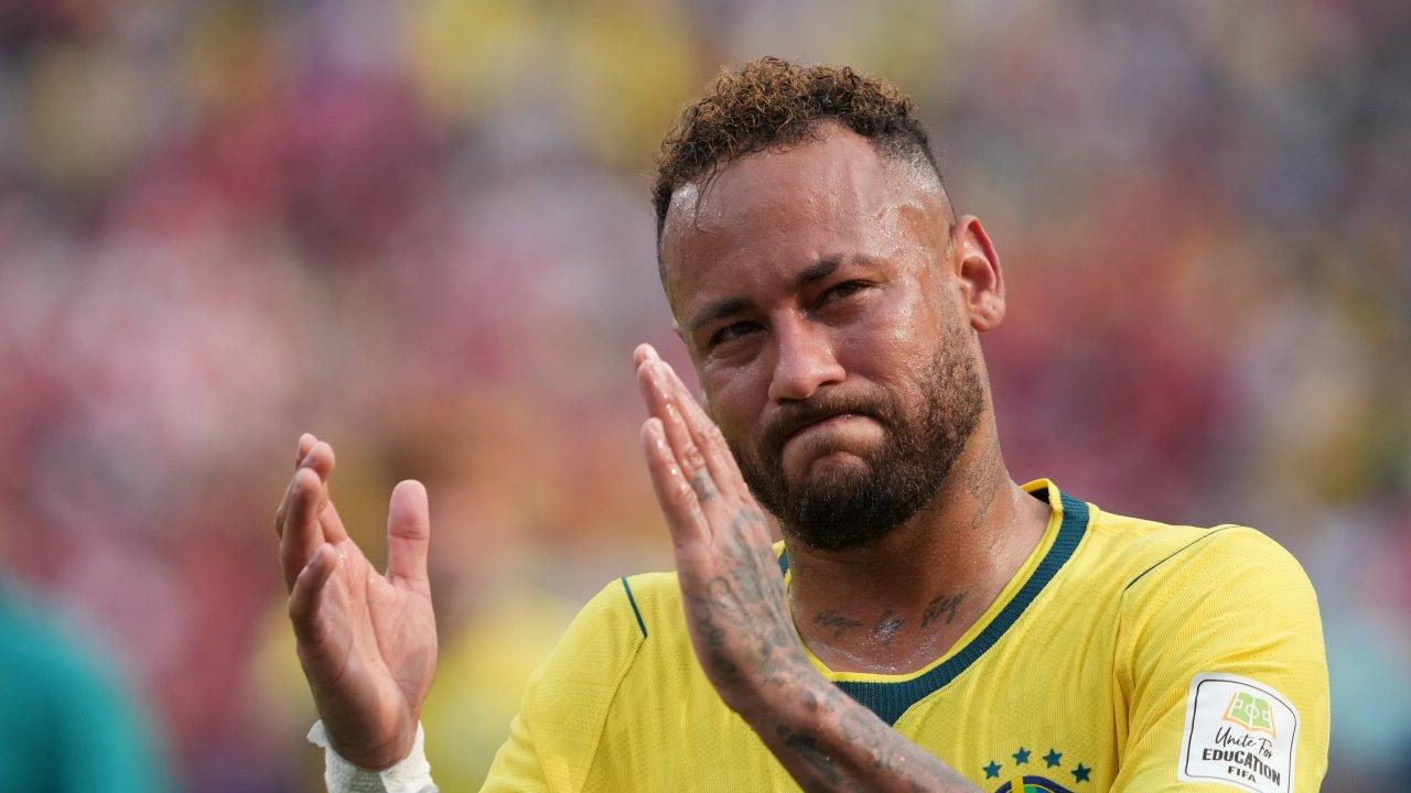 Neymar aplaudindo em campo com a camisa da seleção brasileira